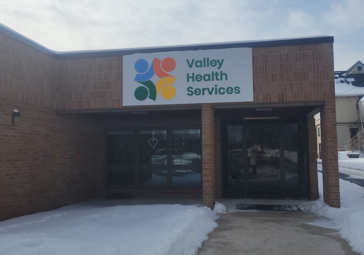 Exterior of the Valley Health Services Child and Adolescent Office during the winter.